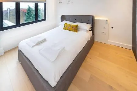 Modern Ealing Common Duplex London Exterior photo