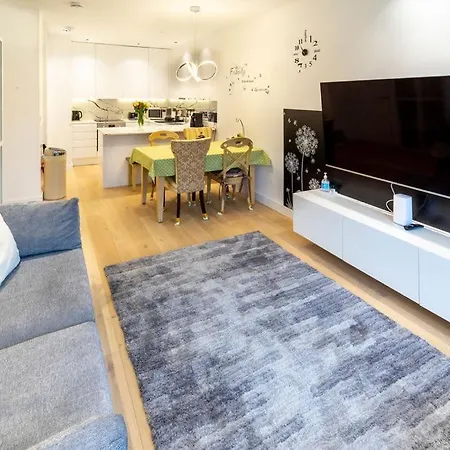 Modern Ealing Common Duplex London Exterior photo