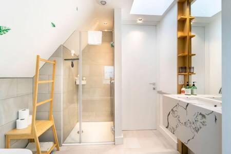 Modern Ealing Common Duplex Apartment *