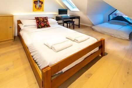 Modern Ealing Common Duplex Apartment London