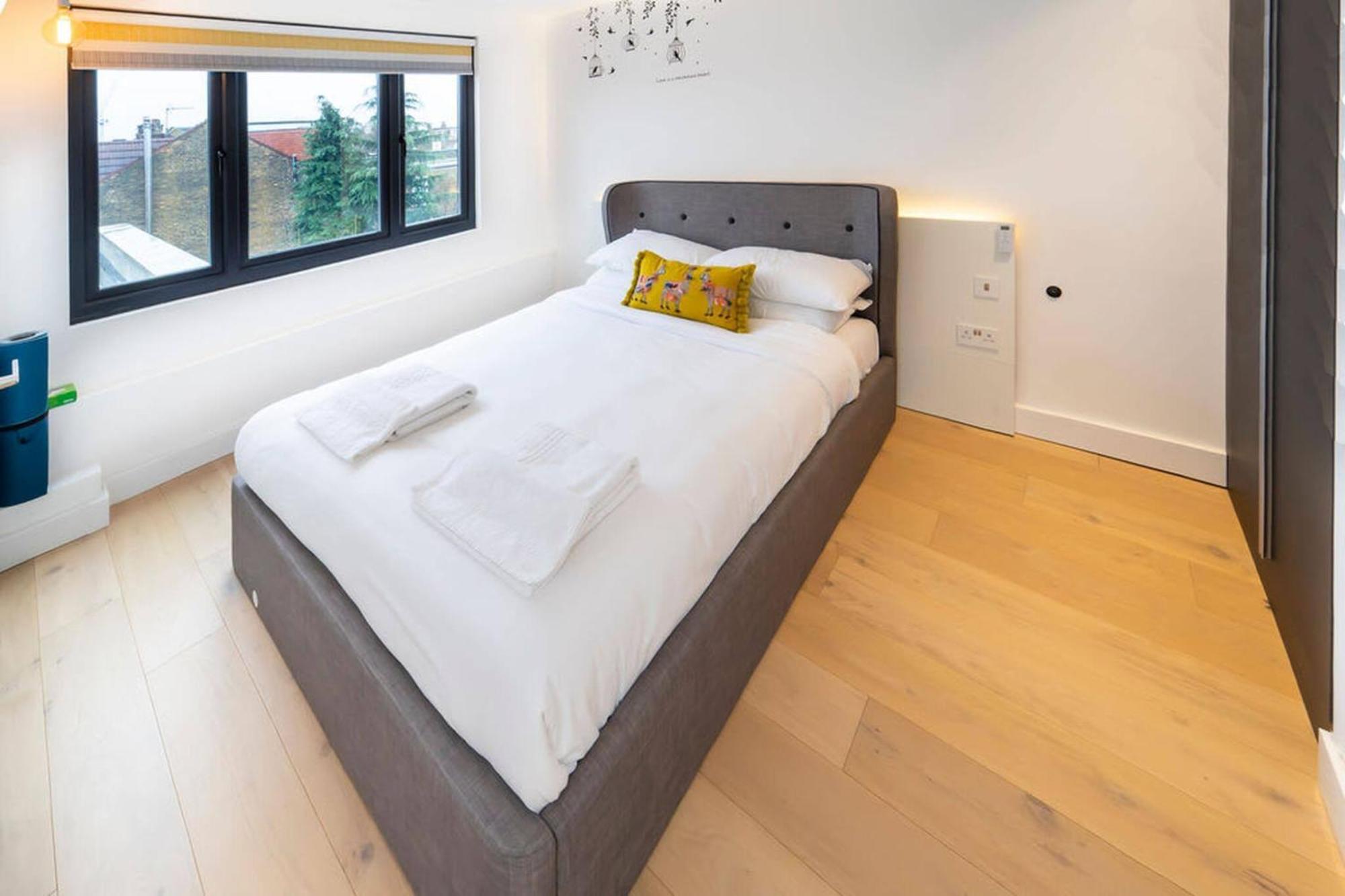 Modern Ealing Common Duplex * Лондон